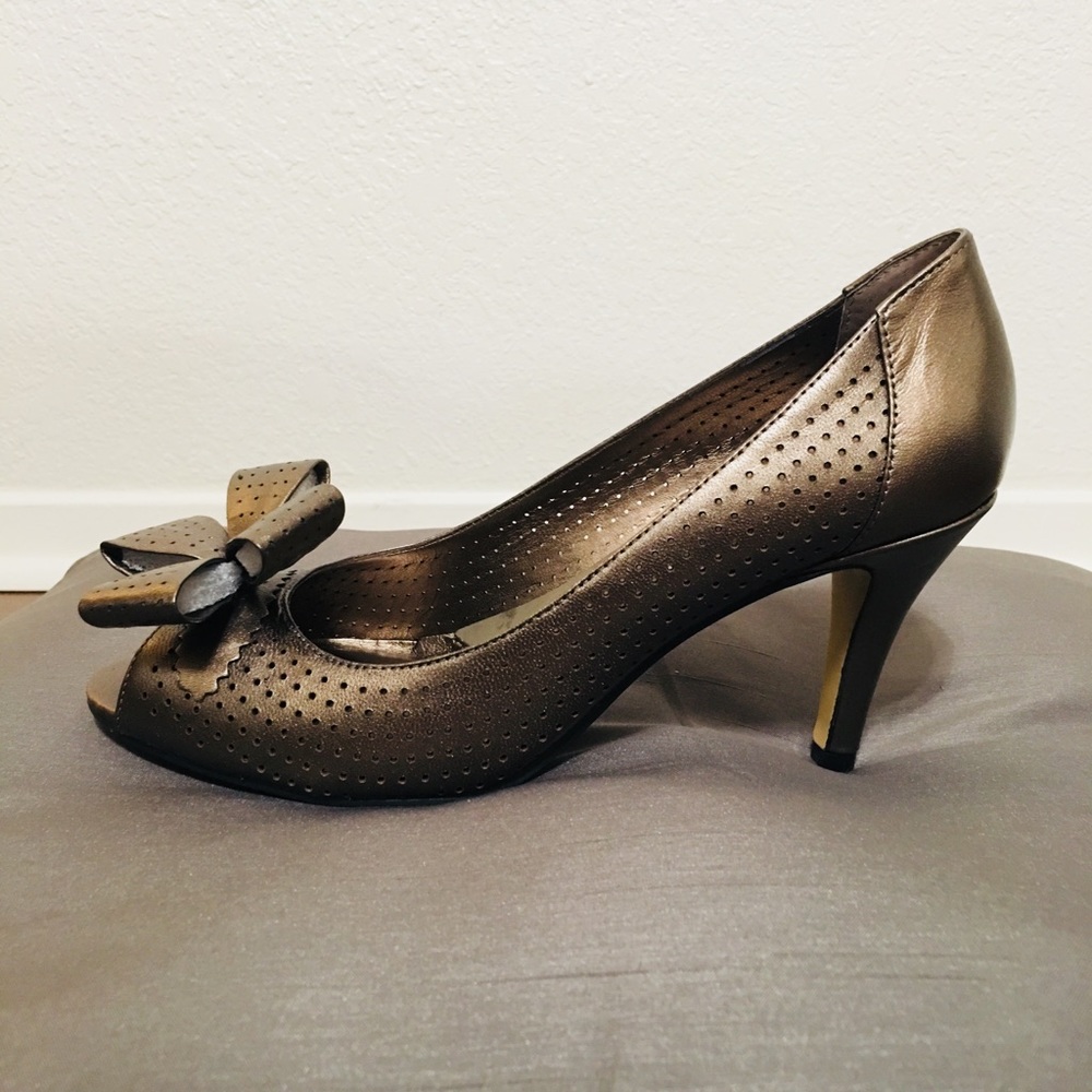 ✨4/$25✨ Metallic Brown Bandolino Heels - Size 7 - Picture 5 of 10